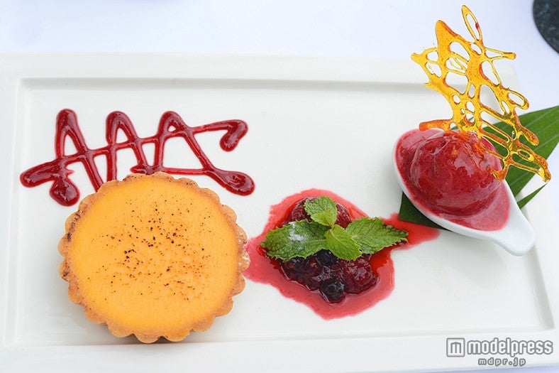 甘酸っぱいレモンタルトにラズベリーコンポートとソルベが華やかに香る「Lemon Tarte」260バーツ（約780円）