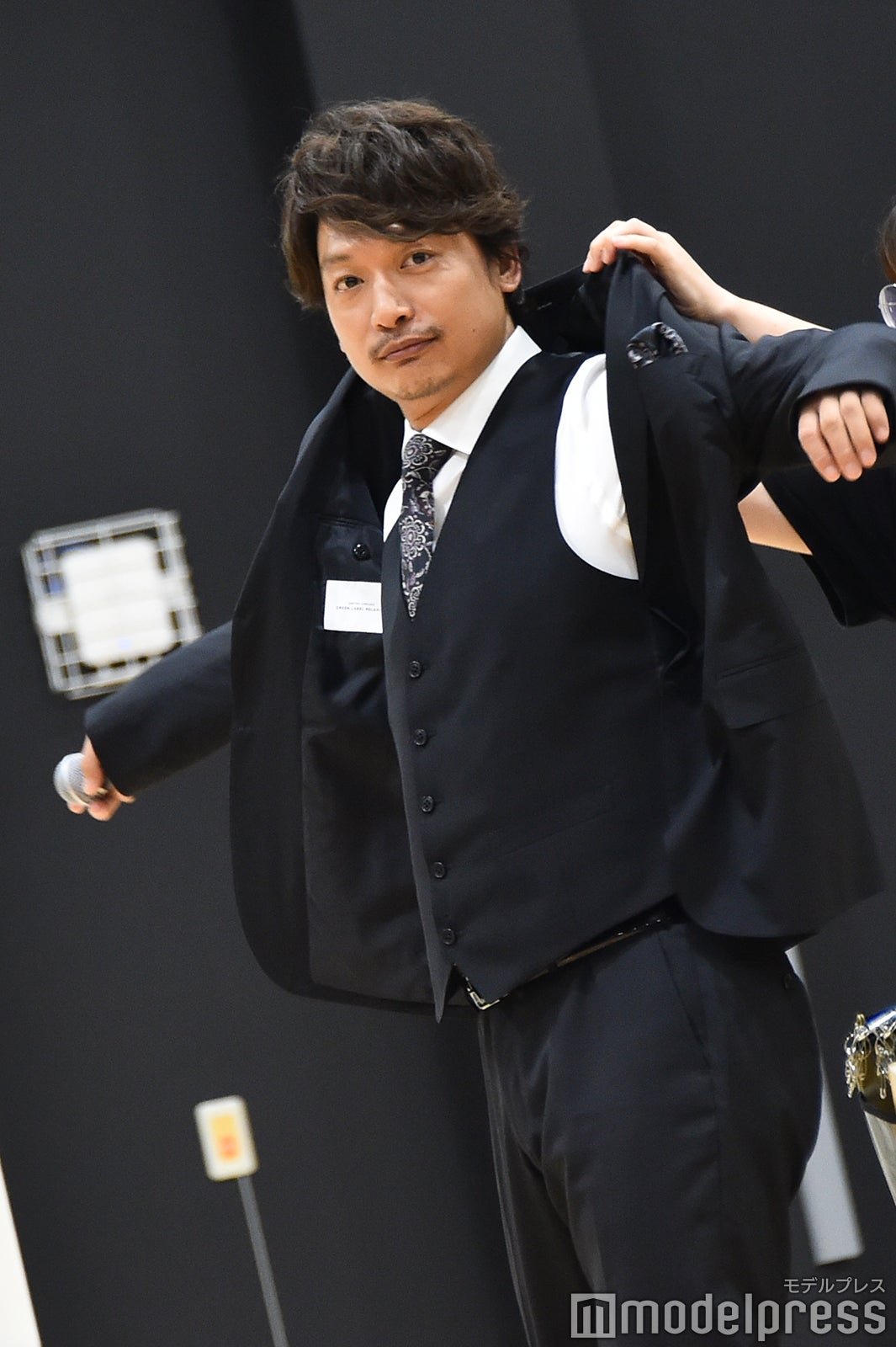 急いで上着を着直す （C）モデルプレス