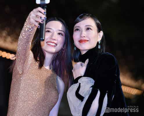 戸田恵梨香&永野芽郁、ボディライン際立つSEXYドレスで魅了 仲良く自撮りも<第35回東京国際映画祭>