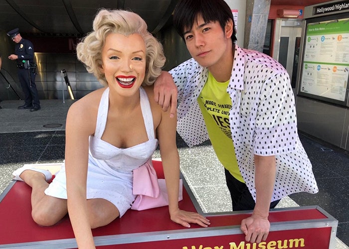 ミステリーハンターを務める岩永徹也（写真左）（C）TBS