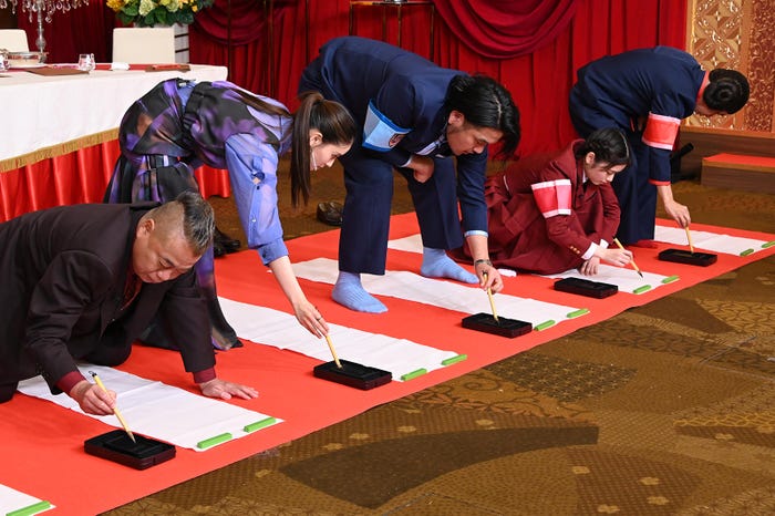 (左から)出川哲朗、土屋太鳳、盛山晋太郎、小芝風花、岡村隆史(C)日本テレビ