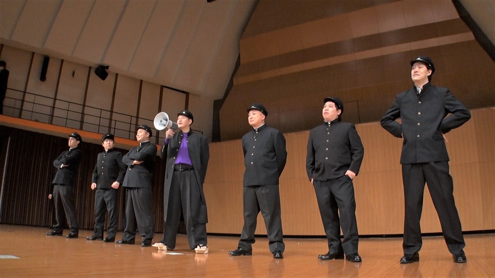 （左から）菊田竜大、秋山寛貴、岡部大、長田庄平、松尾駿、せいや、粗品 （C）フジテレビ