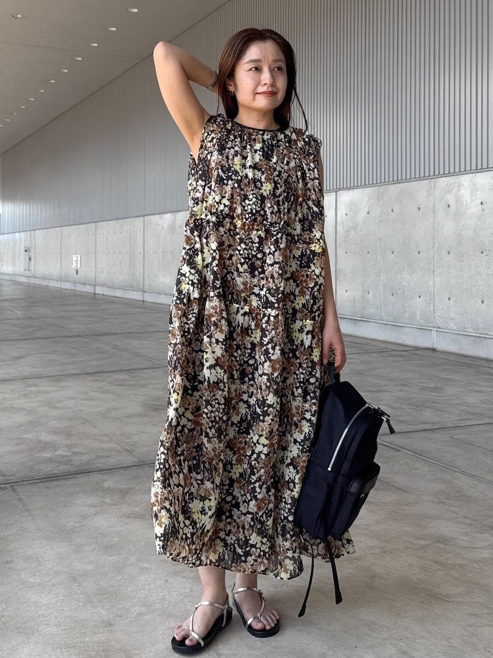 ブラウンが混じった柄のワンピースなら秋もしっくりなじみます 出典:WEAR