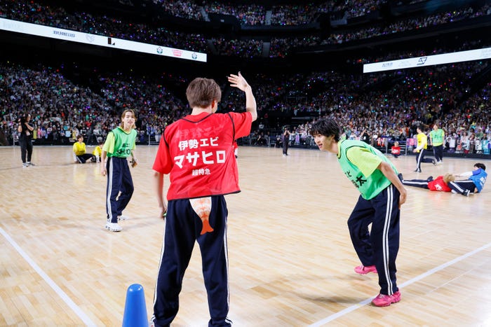 攻防戦を繰り広げるSHOOT、マサヒロ、曽野舜太(C)「DAN!DAN!EBiDAN!」製作委員会/笹森健一、高橋定敬