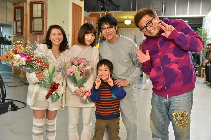 「スーパーサラリーマン左江内氏」左江内家がクランクアップ(C)日本テレビ