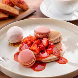 ピエール・エルメ・パリ マカロン アンフィニマン ローズ・ストロベリーパンケーキ・ロゼシャンパンシャーベット&あまおう苺クーリ(提供画像)