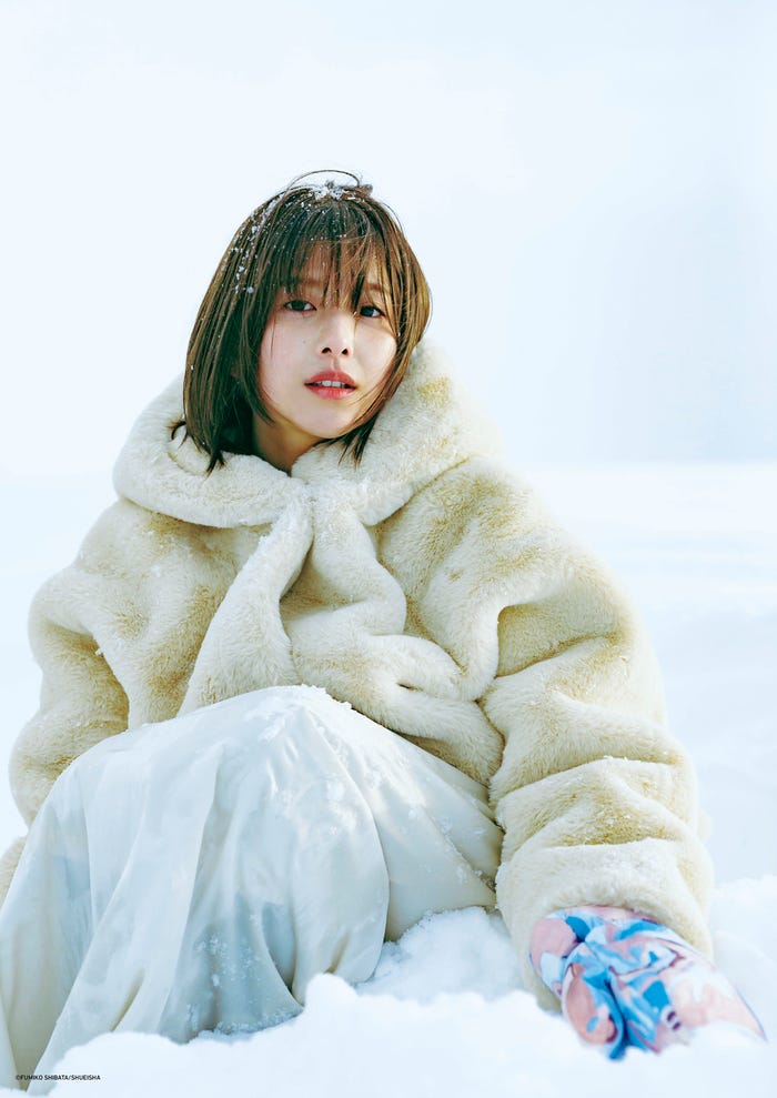 渡邉理佐 卒業メモリアルブック「抱きしめたくなる瞬間」特典ポスター(C)柴田フミコ/集英社