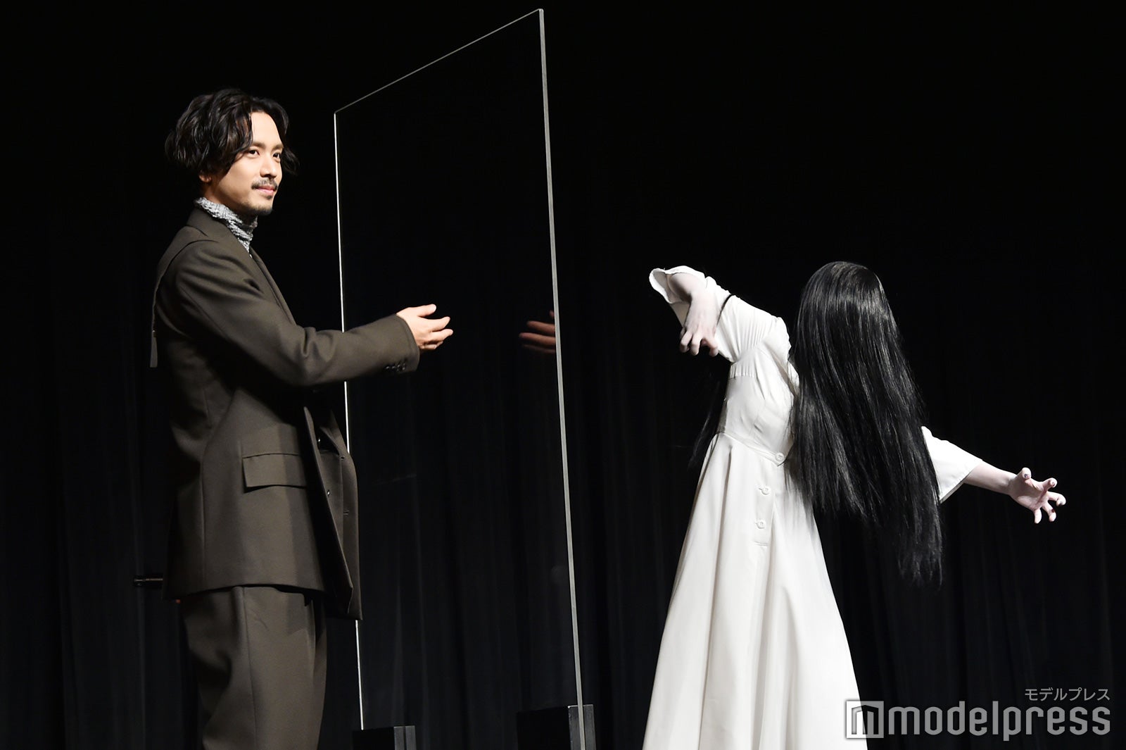 貞子を紹介する黒羽麻璃央（C）モデルプレス