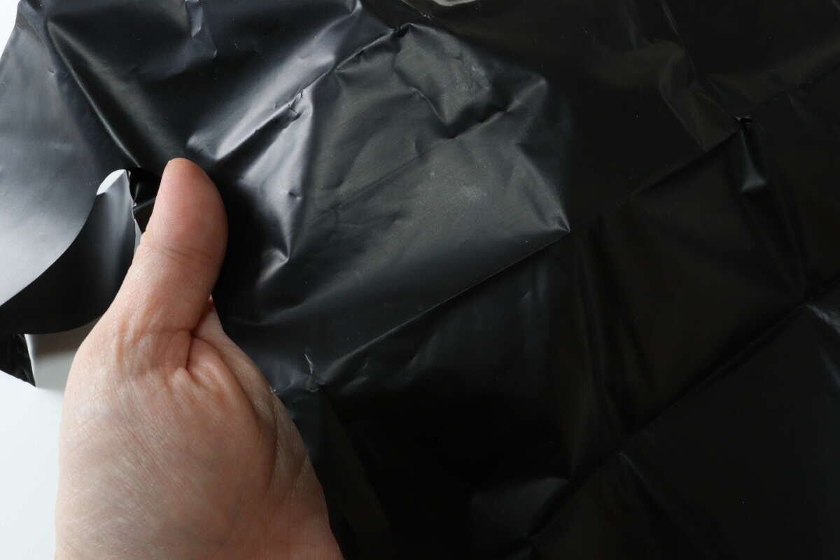 ダイソーの備蓄用ポータブル簡易和式トイレの分厚い排泄袋