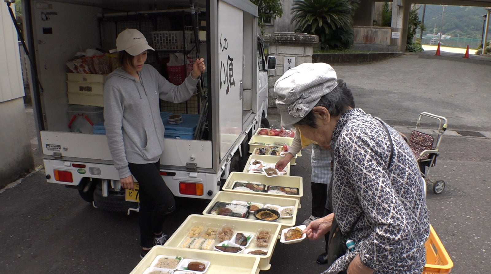 東真央（奥）（写真提供：カンテレ）