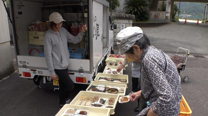 東真央(奥)(写真提供:カンテレ)