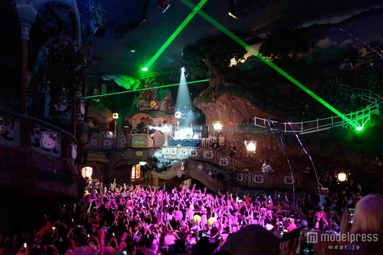 ハローキティもDJプレイ、夜のピューロランドでコスプレハロウィン