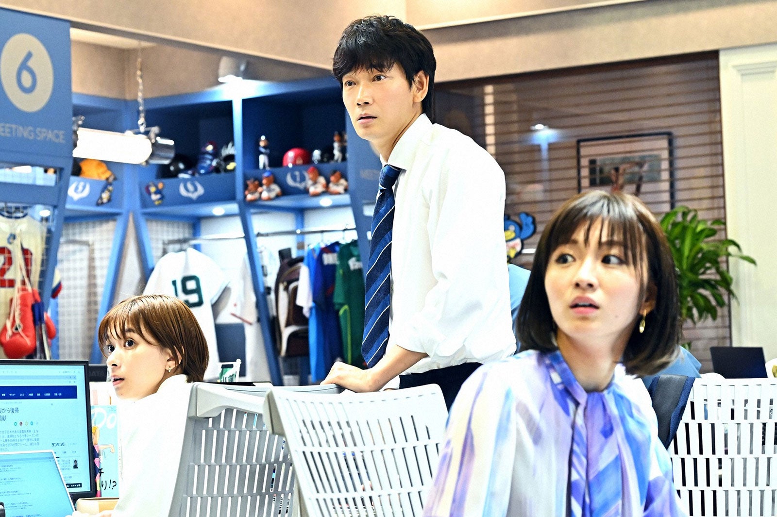 芳根京子、綾野剛、岡崎紗絵／「オールドルーキー」第6話より（C）TBS