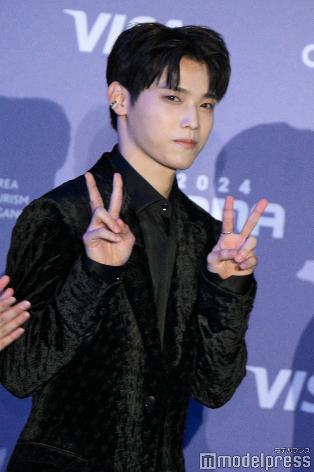 Wピースを決める木村柾哉（C）モデルプレス