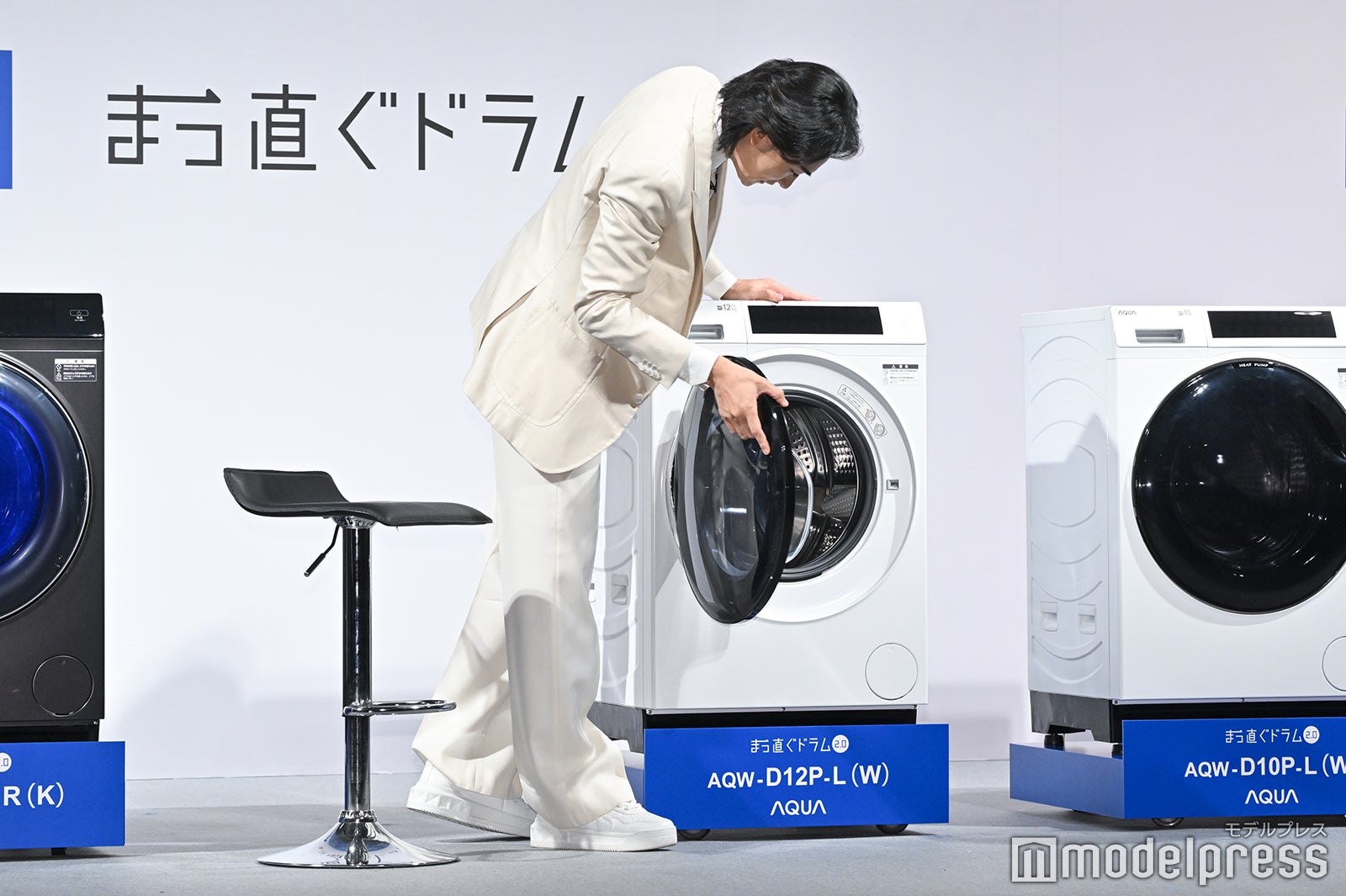 洗濯機を開く町田啓太（C）モデルプレス