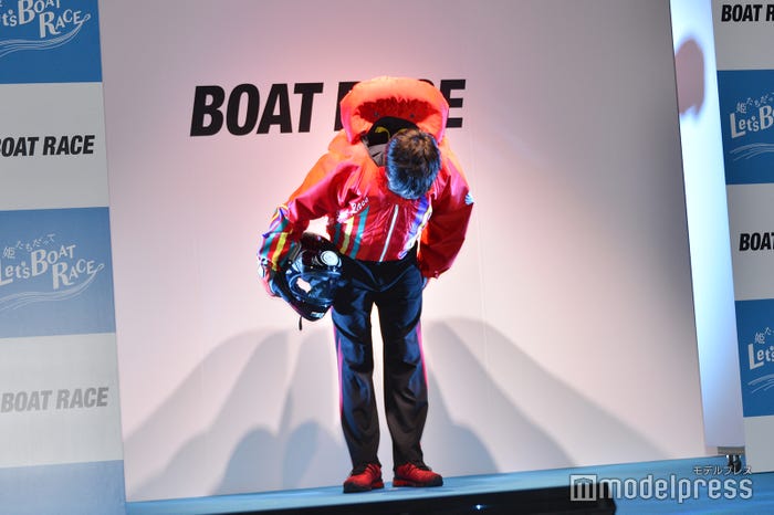 神々しい光とともに登場した田中圭(C)モデルプレス