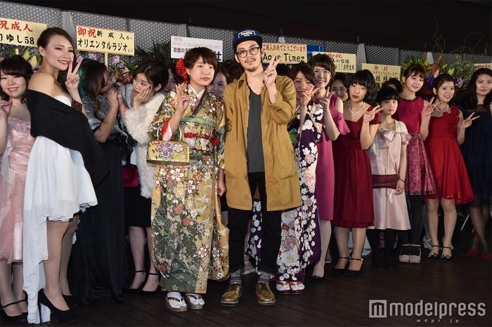 西野亮廣と笑顔を見せる新成人 (C)モデルプレス