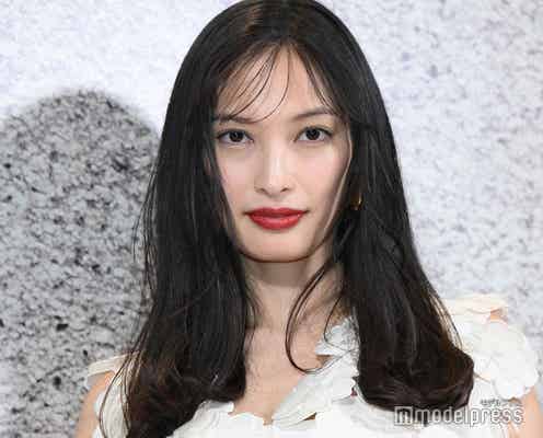 大政絢、ノースリーブワンピで美素肌際立つ “耳つぼジュエリー”に関心【ボッテガ・ヴェネタ 麻布台ヒルズ オープニングイベント】