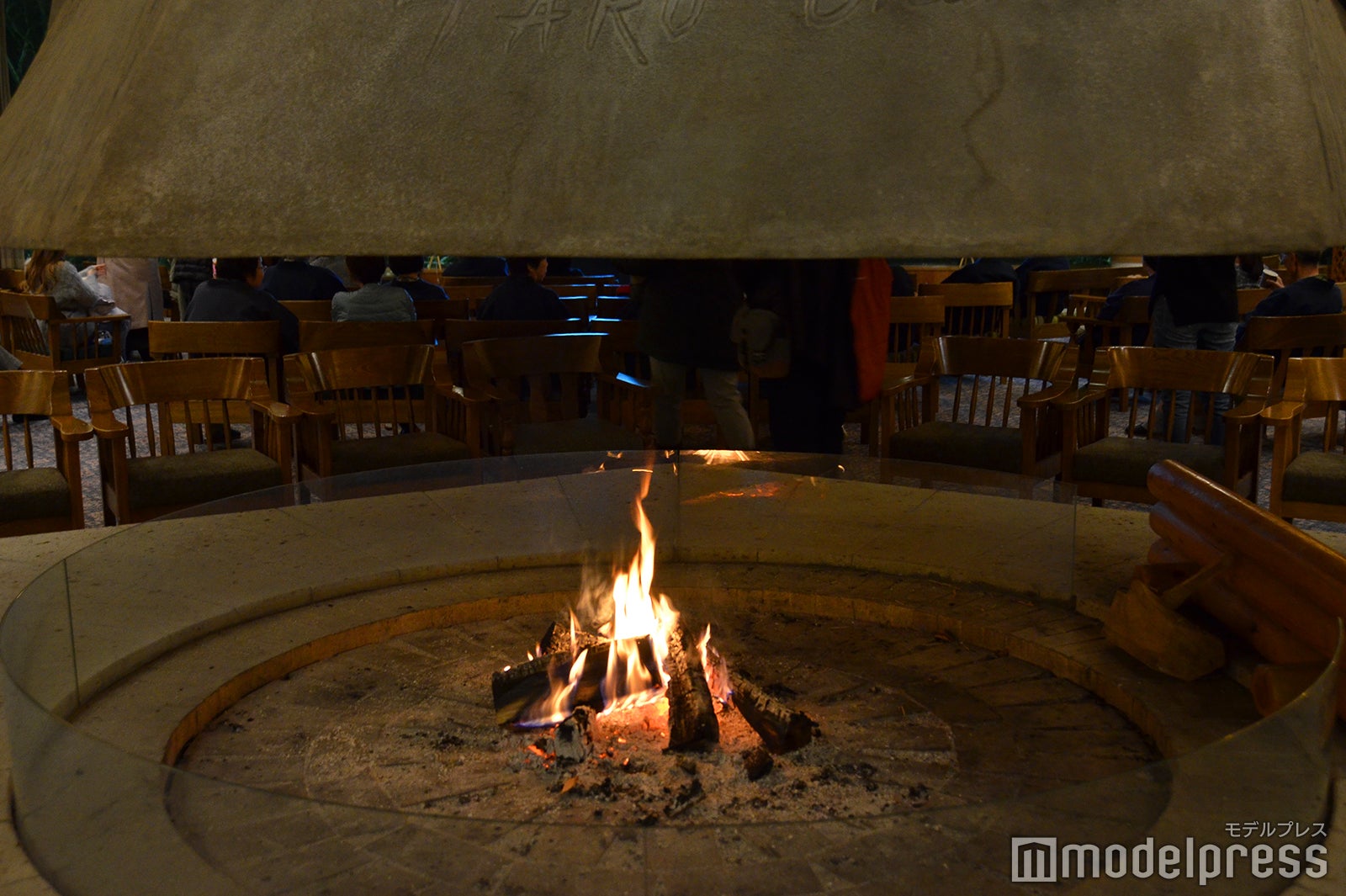 暖炉で燃える焚火に癒される （C）モデルプレス