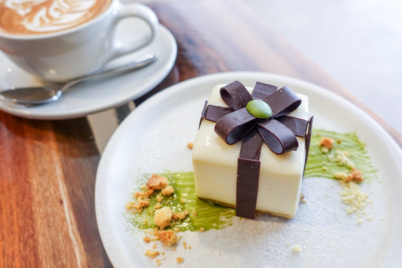 【大阪・谷六】まるでギフトボックス♡ 「EINS coffee」で楽しむ大人のご褒美ティラミス【ときめきカフェ巡り #36】