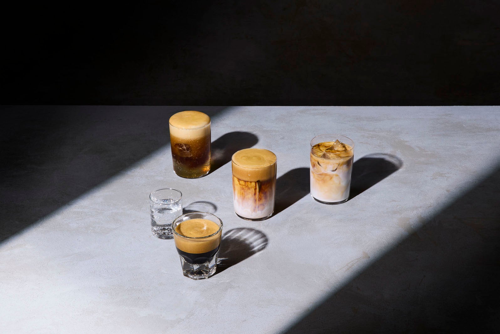 （左上から時計回りに）「エスプレッソ トニック」「バニラビーン シェケラート」「アイス カフェラテ」「コールドシェイクン エスプレッソ」（提供画像）