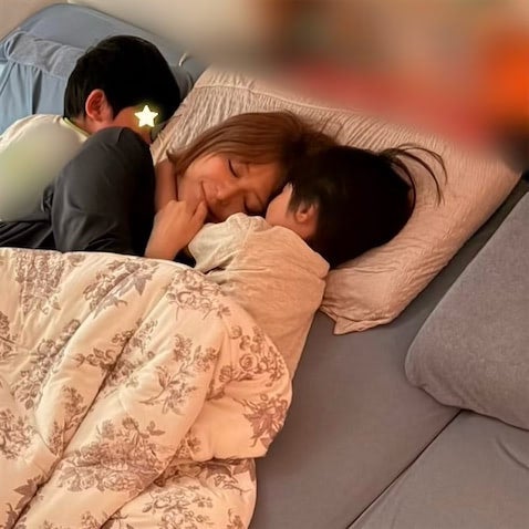 矢口真里、長男＆次男と密着"川の字ショット"「幸せいっぱいだ」「心温まる写真だね」
