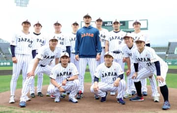 侍J決起集会の集合写真「よく見たら…」ダルの隣で変顔決めてる強者にネット爆笑「ホンモノだわw」「おもろい！！」