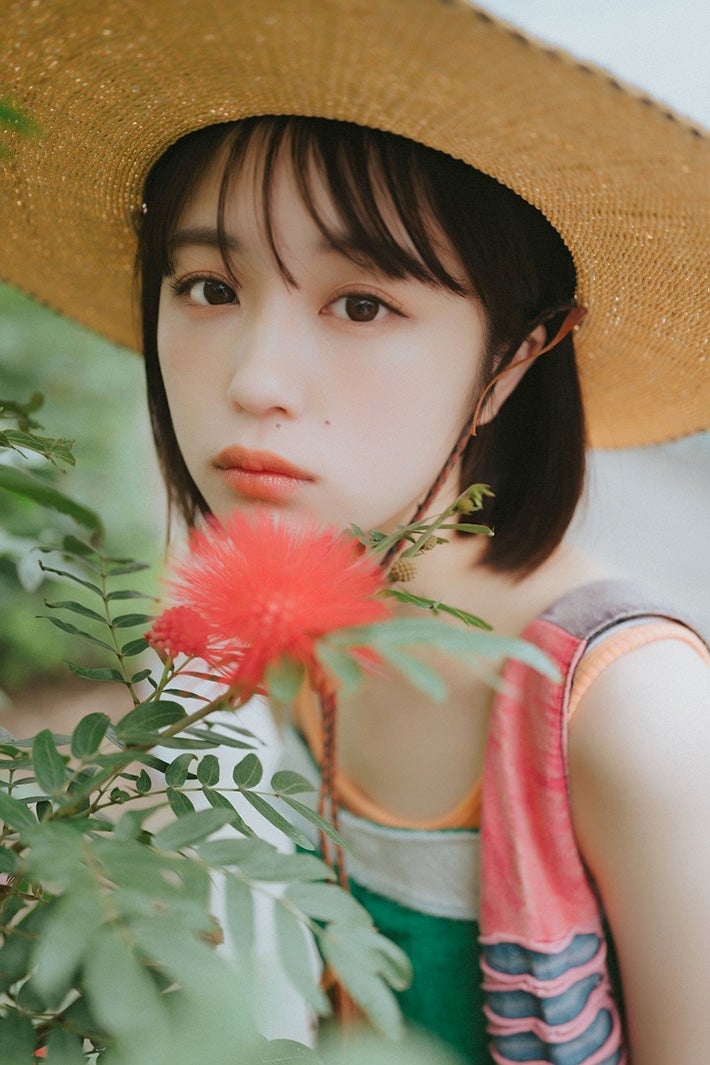 なえなの、白肌輝くノースリーブ姿からアイドル姿まで 最新フォトブックで七変化「一緒に旅してる感覚の写真を楽しんで」