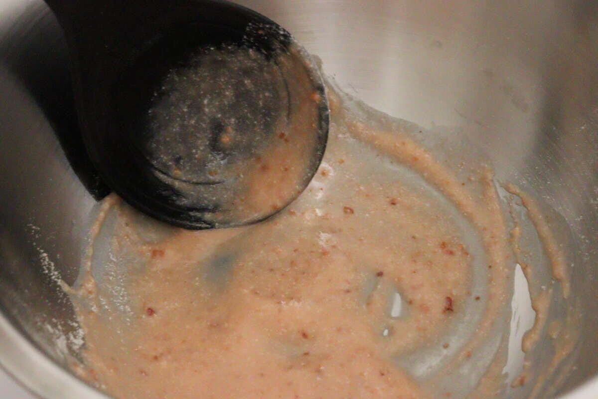 ダイソー 明太チーズもちの素 ダイソーの明太チーズもちの素にお湯を入れる