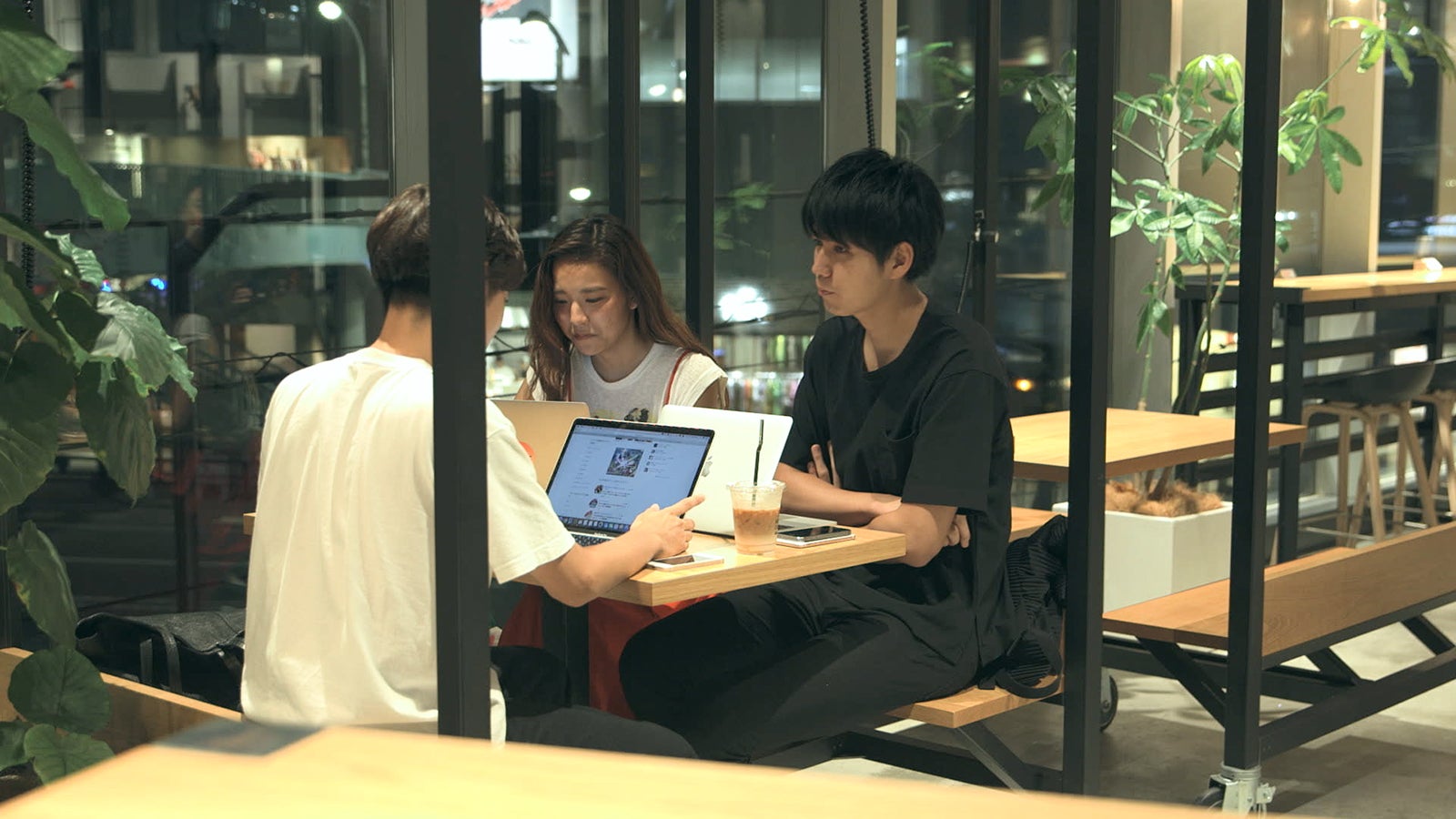 新メンバーの1人（手前）「TERRACE HOUSE OPENING NEW DOORS」34th WEEK（C）フジテレビ／イースト・エンタテインメント