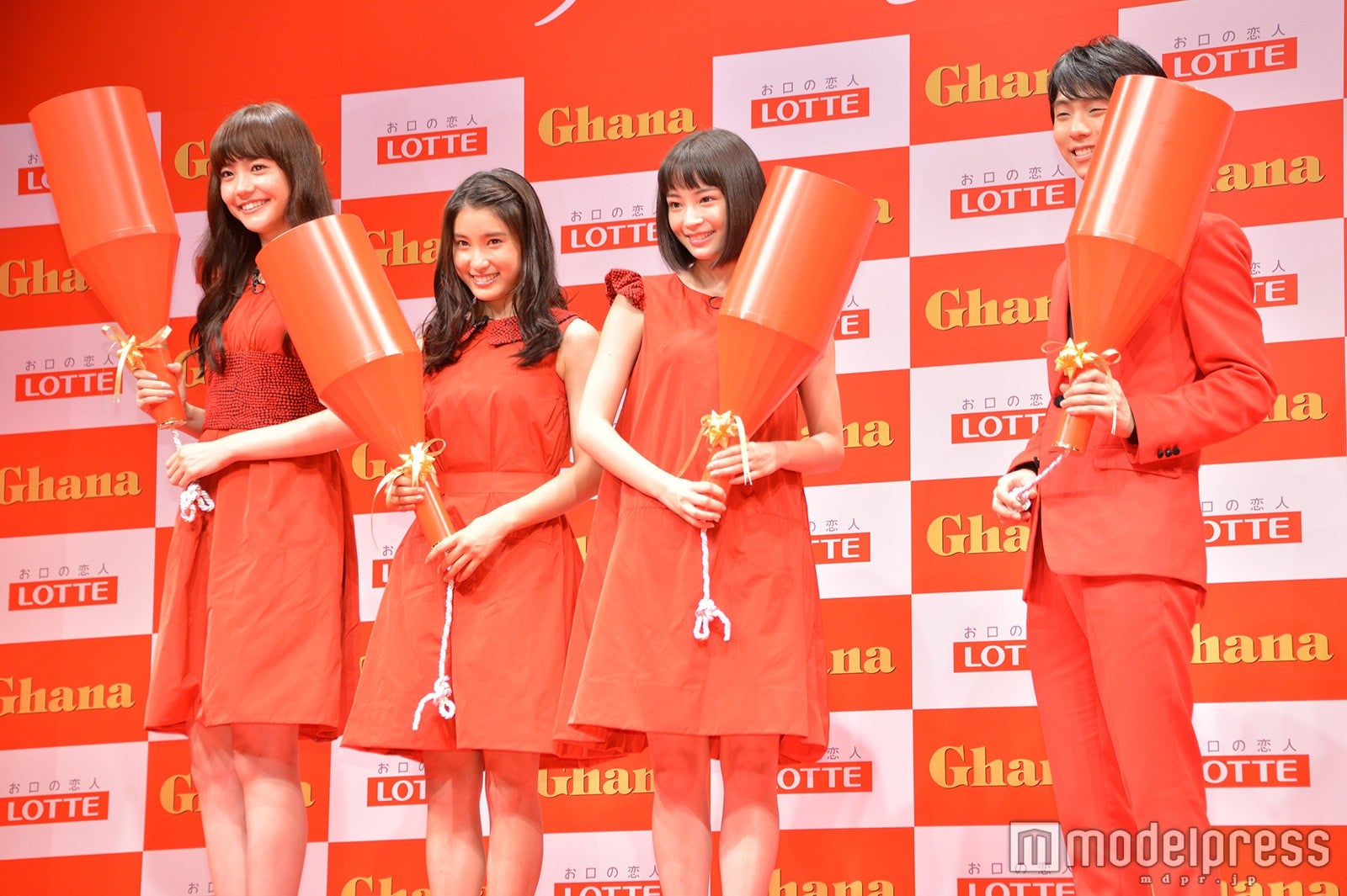 （左より）松井愛莉、土屋太鳳、広瀬すず、羽生結弦選手（C）モデルプレス