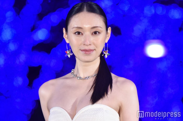 栗山千明 美脚 谷間大胆披露ドレスで登場 クリスマスの予定明かす モデルプレス