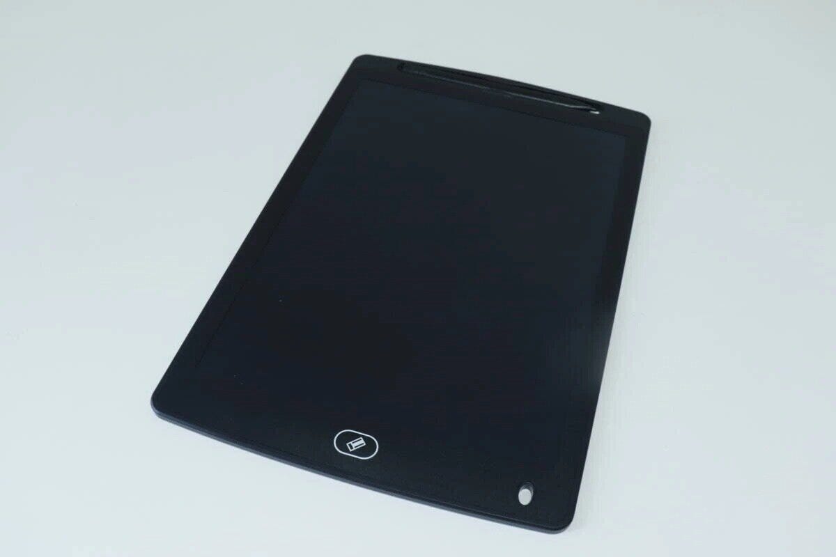 黒い電子メモパッド本体を斜め上から撮影。ペンが上部に収納されている 黒い電子メモパッド本体を斜め上から撮影。ペンが上部に収納されている