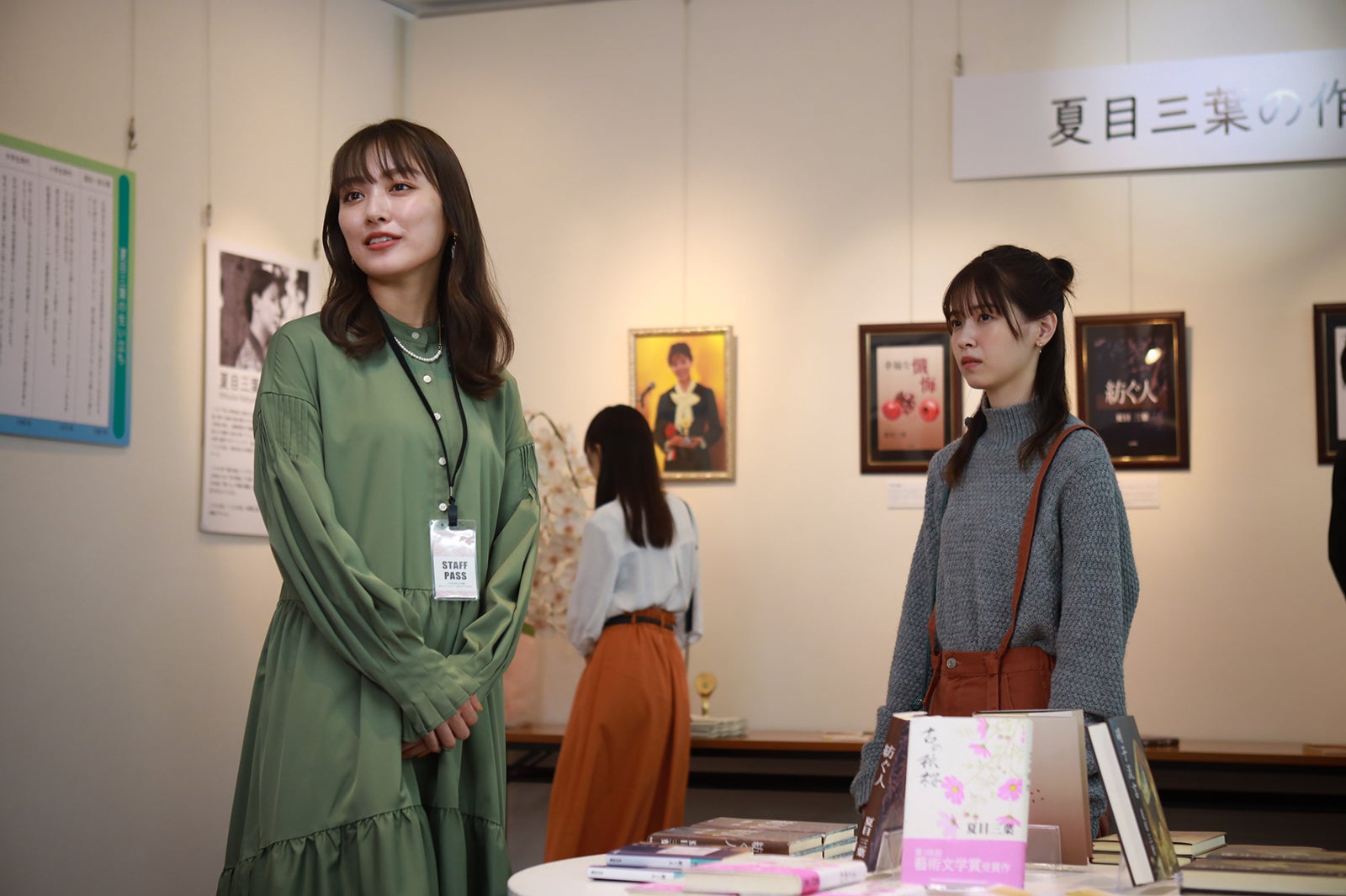 内田理央、西野七瀬／「言霊荘」第8話より（C）テレビ朝日