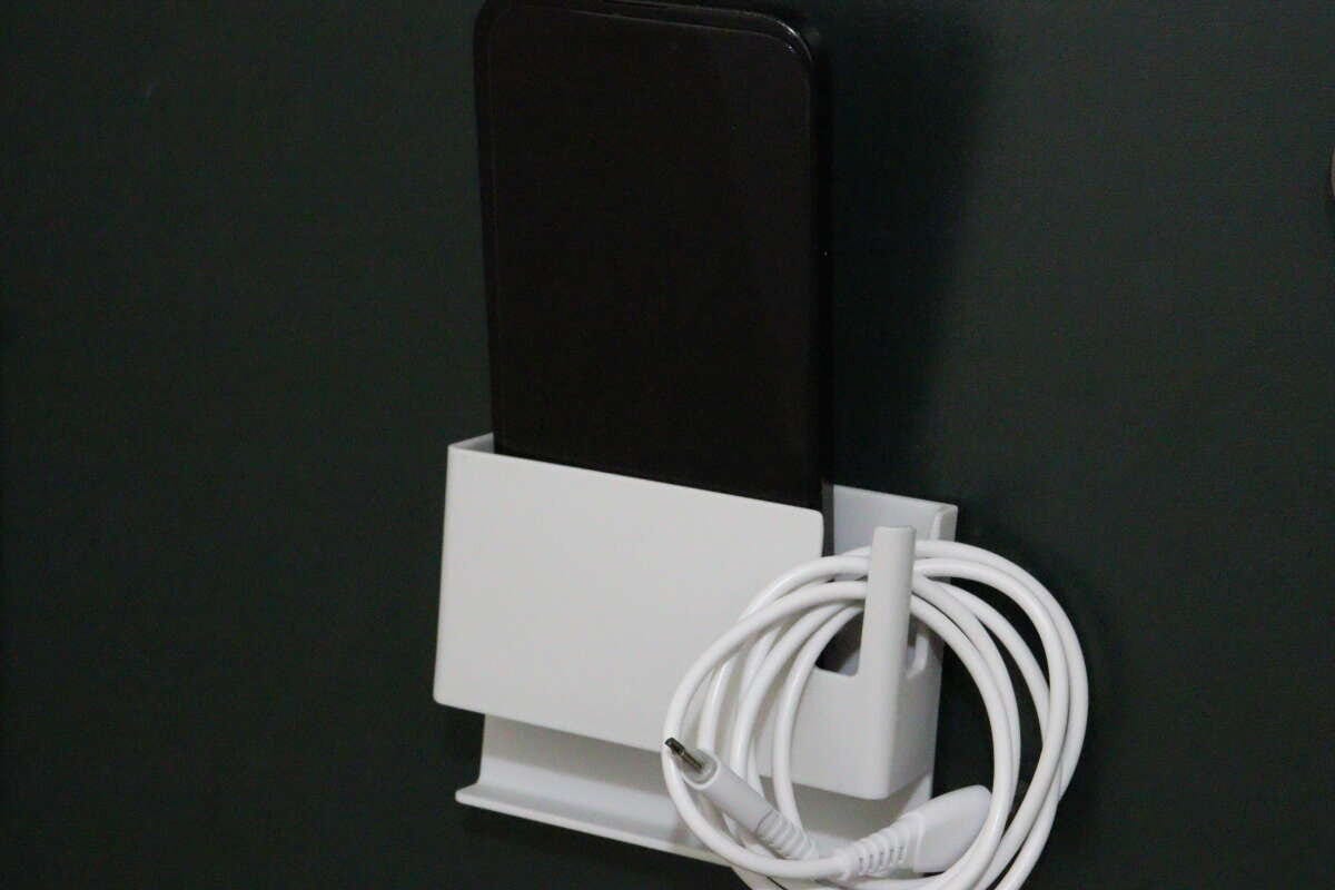 セリアのロッカー用スマホホルダーをドアに設置した様子