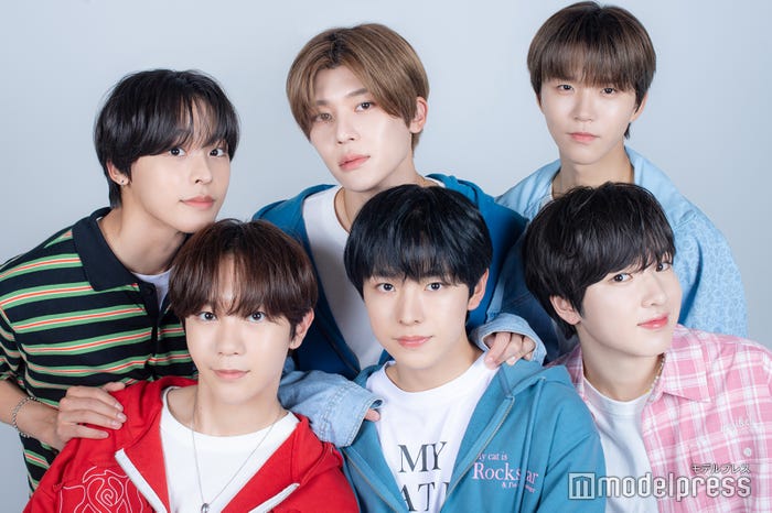 NCT WISH(上段左から)リク、シオン、ジェヒ(下段左から)リョウ、ユウシ、サクヤ(C)モデルプレス