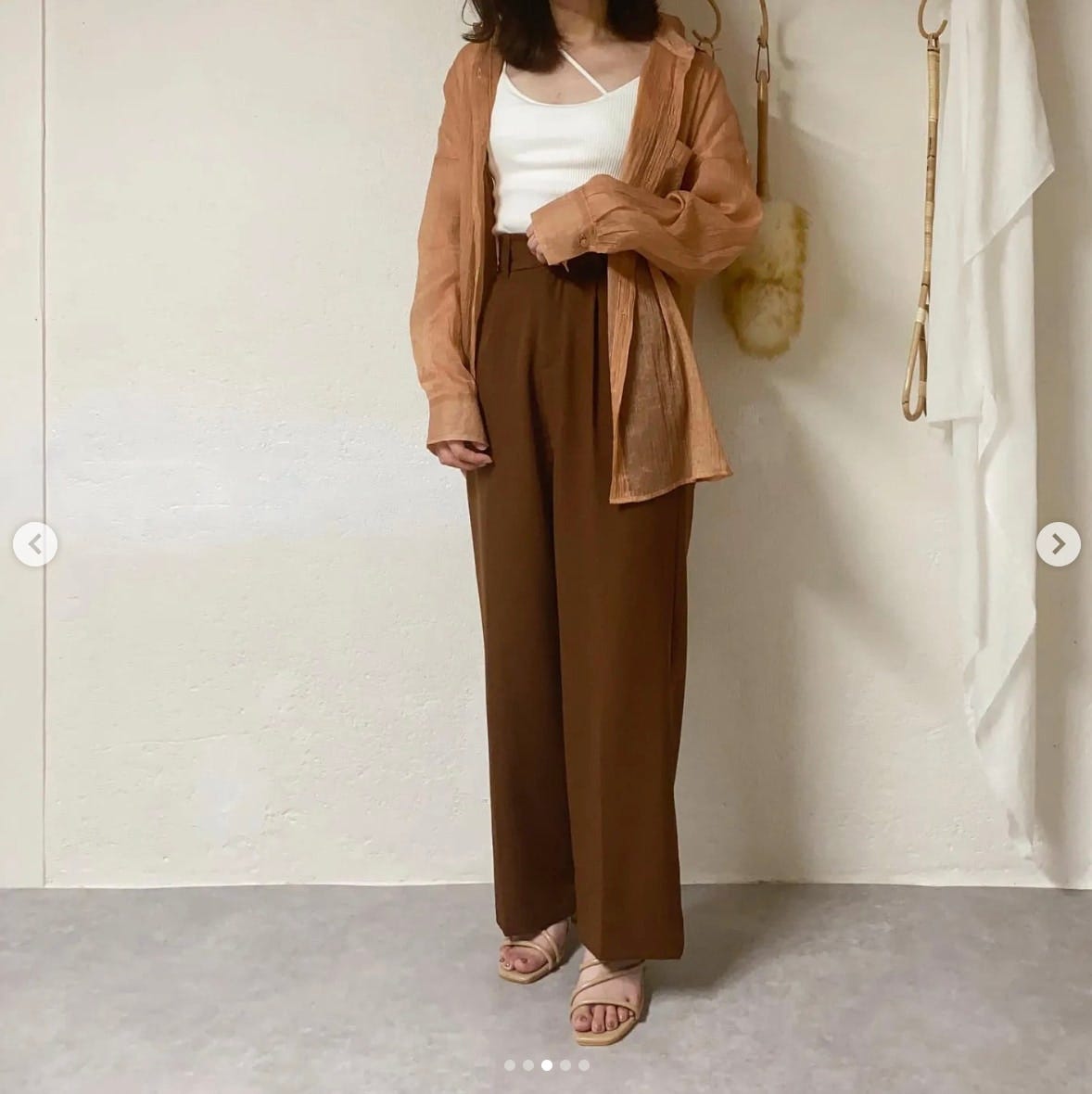 オレンジ系シアーシャツの淡色コーデ
