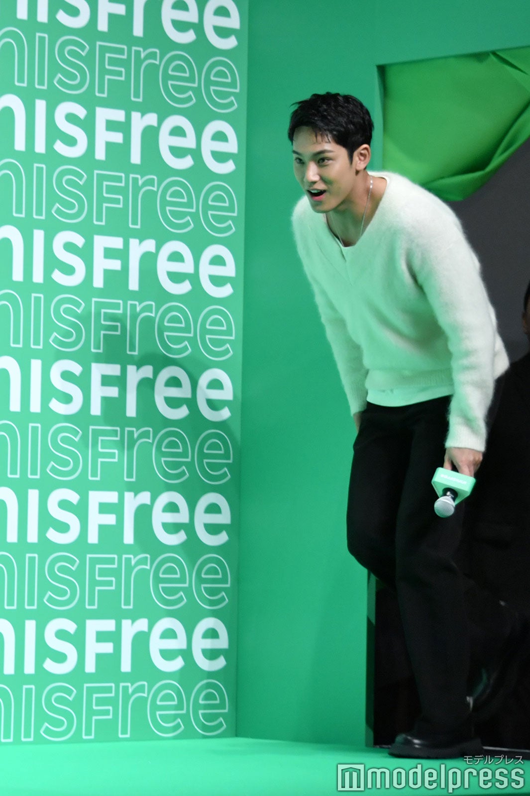 勢いよく登場するMINGYU（C）モデルプレス