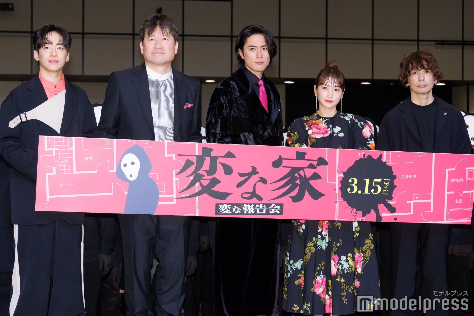 （左から）DJ松永、佐藤二朗、間宮祥太朗、川栄李奈、石川淳一監督（C）モデルプレス