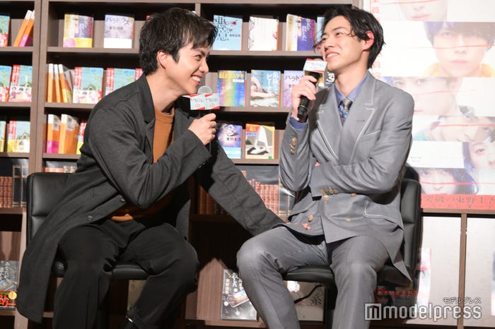身を乗り出して戸塚純貴(右)にツッコミを入れる重岡大毅(C)モデルプレス