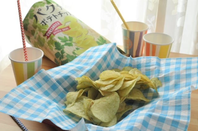 カルディ「パクチーポテトチップス」テーブル全体
