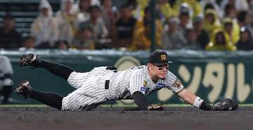 阪神 佐藤輝明がダイビングキャッチ！ルーカスが拍手 甲子園は大歓声 6連敗脱出へ守備でチームを鼓舞