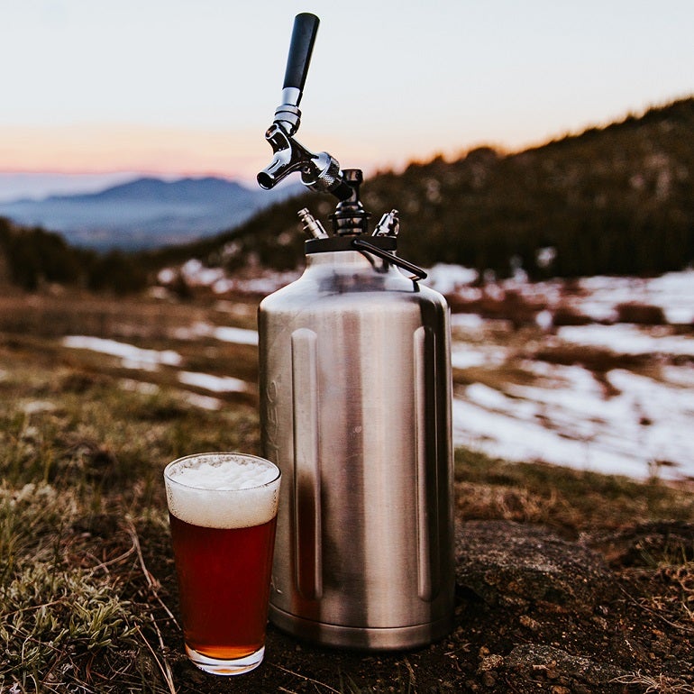 ハンディーでお洒落なビールサーバー予約開始 キャンプやフェスで生ビールが飲める 女子旅プレス