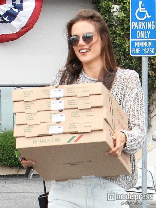 アレッサンドラ・アンブロジオ、ピザを大量購入