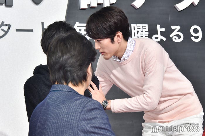 噛んだ志尊淳(奥)を優しくフォローする小澤征悦(手前)&間宮祥太朗(右)(C)モデルプレス