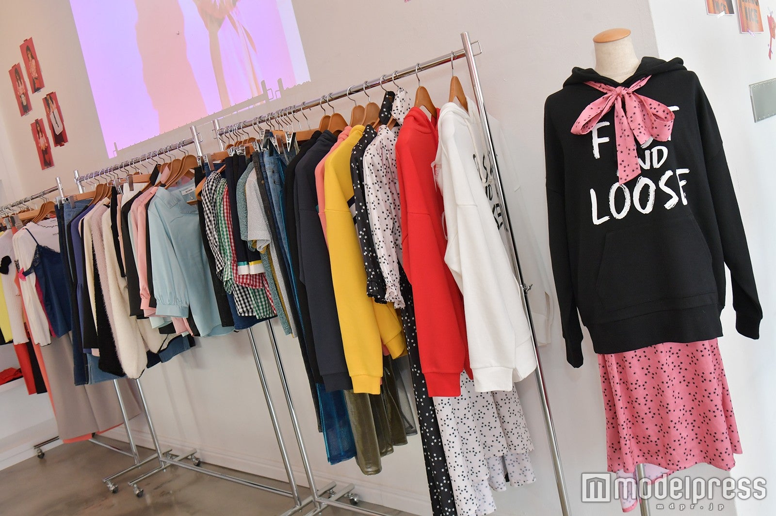 ワンピースとトレーナーのレイヤードは早速真似したい（C）モデルプレス