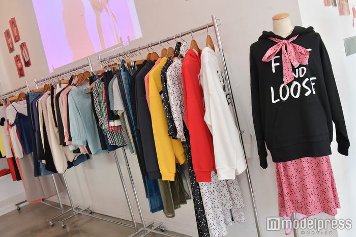 ワンピースとトレーナーのレイヤードは早速真似したい(C)モデルプレス