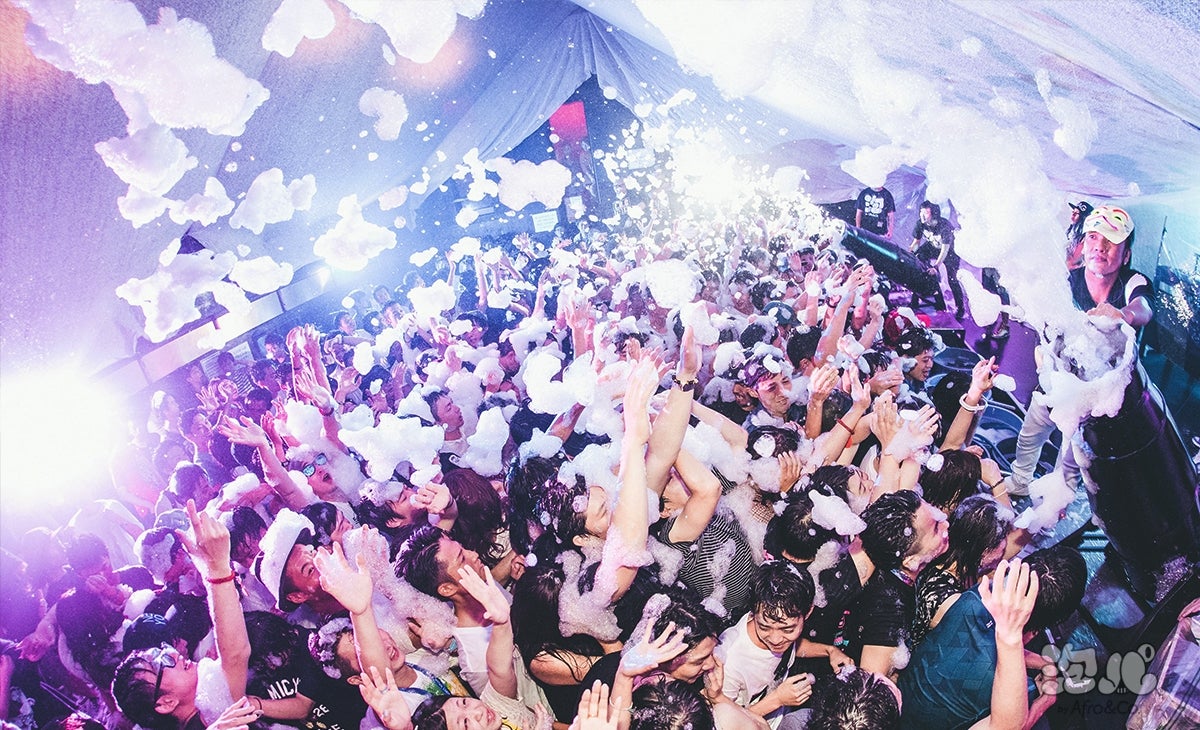 過去の泡パ／画像提供：アフロ＆コー