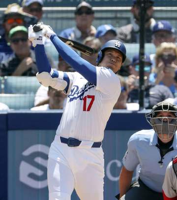 大谷翔平が第1打席でいきなり右前打！打球速度は170キロ！ポストシーズン33本目のヒット 変化球にきっちり合わせる→自ら手をたたく 本拠地大歓声
