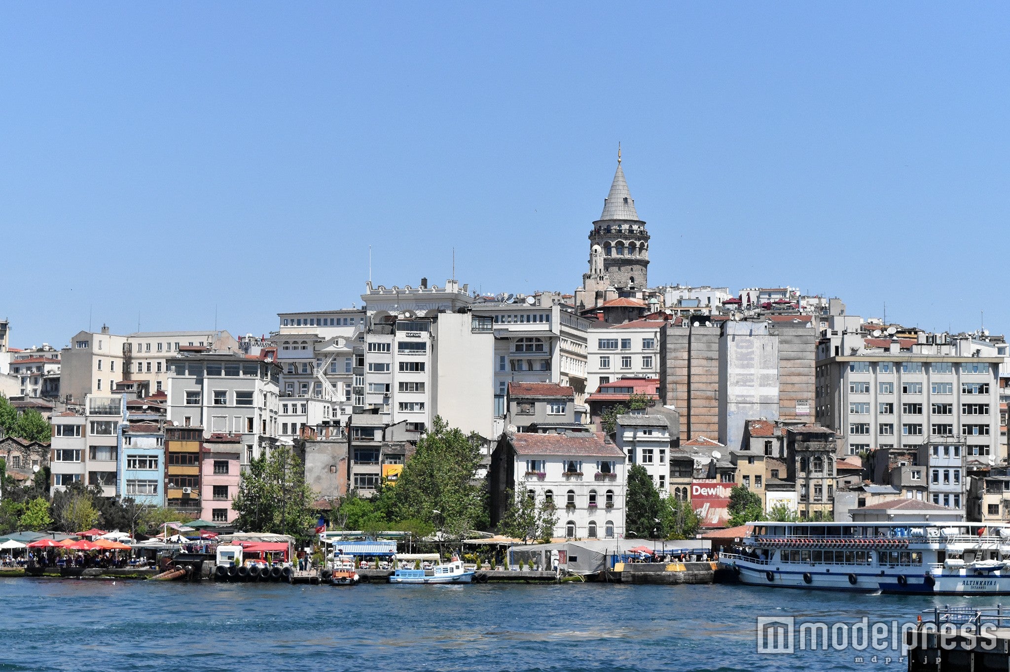 新市街でひときわ目立つトンガリ屋根がガラタ塔（C）モデルプレス